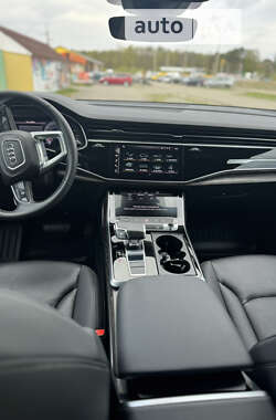 Позашляховик / Кросовер Audi Q8 2020 в 