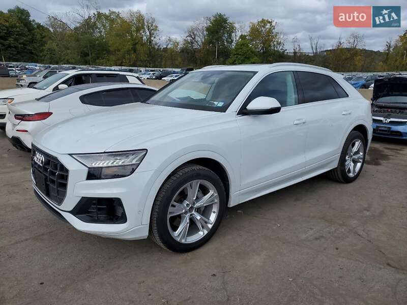 Позашляховик / Кросовер Audi Q8 2023 в 
