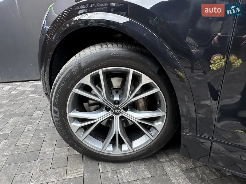Позашляховик / Кросовер Audi Q8 2021 в 