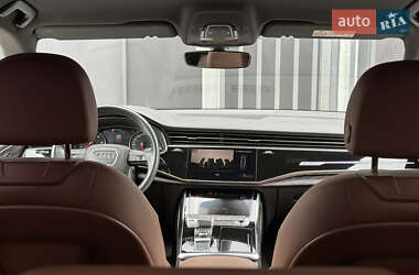 Внедорожник / Кроссовер Audi Q8 2021 в 