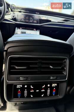 Позашляховик / Кросовер Audi Q8 2022 в 