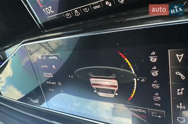 Позашляховик / Кросовер Audi Q8 2022 в 