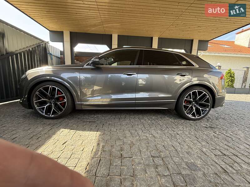 Позашляховик / Кросовер Audi Q8 2021 в 