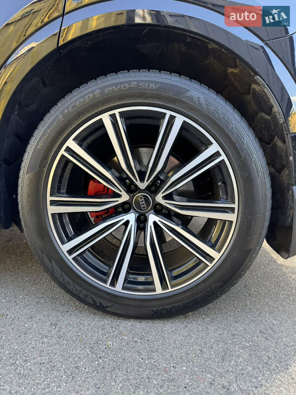 Внедорожник / Кроссовер Audi Q8 2019 в Киеве