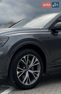 Внедорожник / Кроссовер Audi Q8 2021 в 