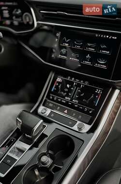 Внедорожник / Кроссовер Audi Q8 2021 в 