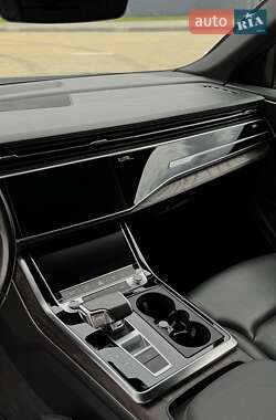 Внедорожник / Кроссовер Audi Q8 2021 в 