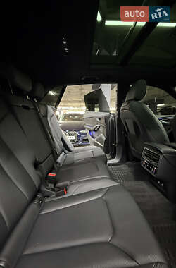 Внедорожник / Кроссовер Audi Q8 2021 в 