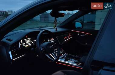 Позашляховик / Кросовер Audi Q8 2022 в 