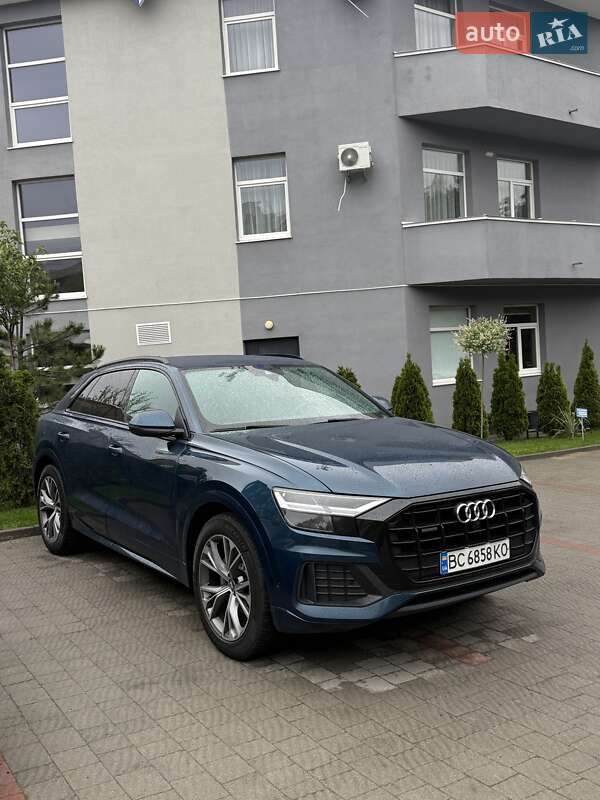 Позашляховик / Кросовер Audi Q8 2020 в 