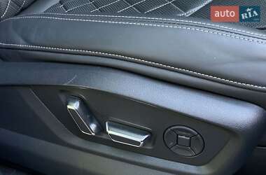 Внедорожник / Кроссовер Audi Q8 2021 в 
