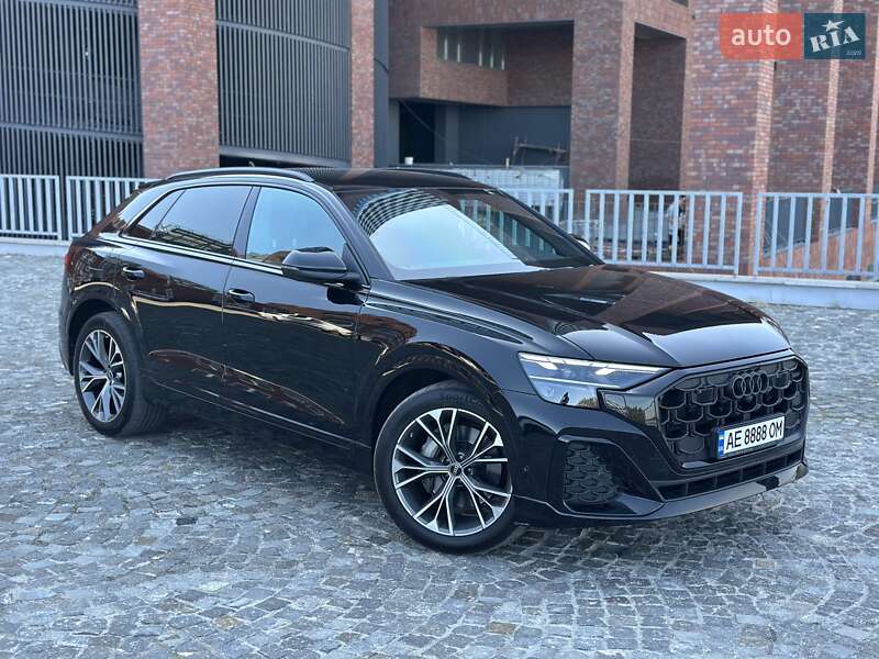 Позашляховик / Кросовер Audi Q8 2024 в 