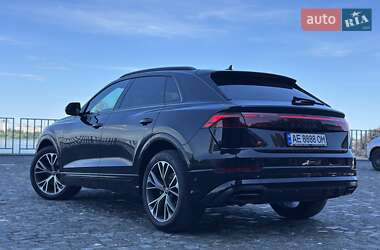 Позашляховик / Кросовер Audi Q8 2024 в 