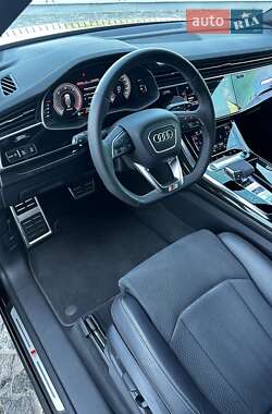 Позашляховик / Кросовер Audi Q8 2024 в 