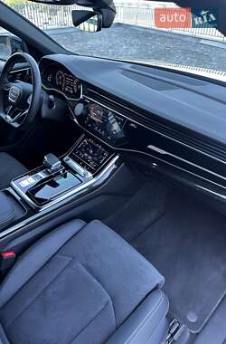Позашляховик / Кросовер Audi Q8 2024 в 