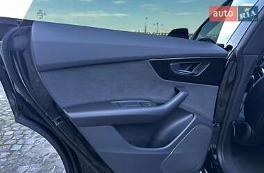Позашляховик / Кросовер Audi Q8 2024 в 
