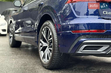 Внедорожник / Кроссовер Audi Q8 2021 в 