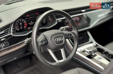 Внедорожник / Кроссовер Audi Q8 2021 в 