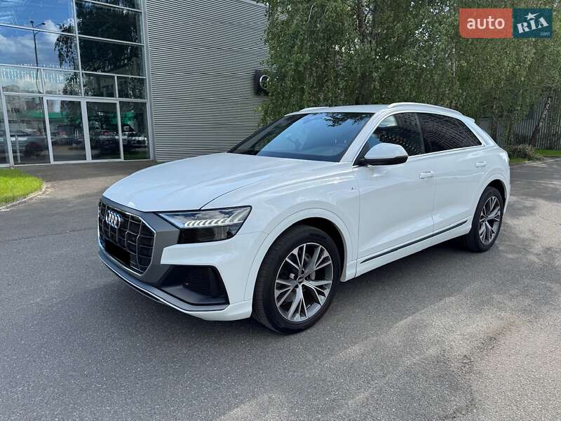 Внедорожник / Кроссовер Audi Q8 2021 в 