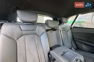Внедорожник / Кроссовер Audi Q8 2021 в 