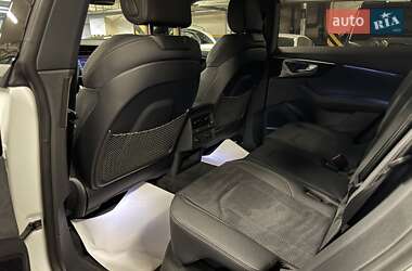 Внедорожник / Кроссовер Audi Q8 2024 в 