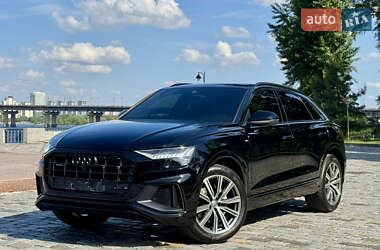 Внедорожник / Кроссовер Audi Q8 2021 в 