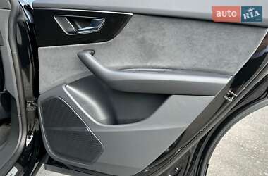 Позашляховик / Кросовер Audi Q8 2024 в 