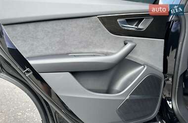 Позашляховик / Кросовер Audi Q8 2024 в 