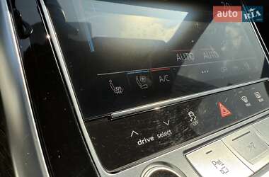 Позашляховик / Кросовер Audi Q8 2022 в 