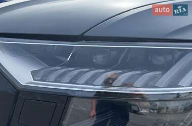 Позашляховик / Кросовер Audi Q8 2021 в 