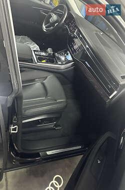 Внедорожник / Кроссовер Audi Q8 2023 в 