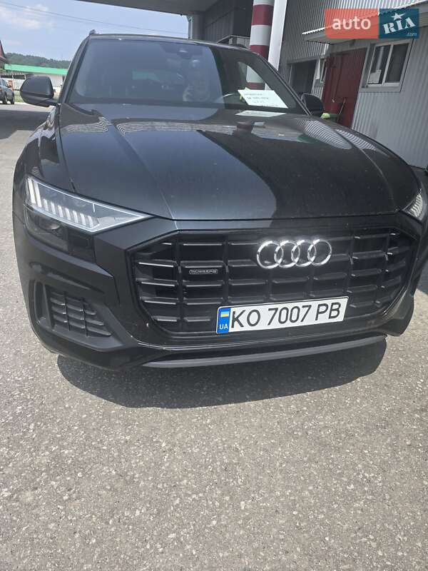 Внедорожник / Кроссовер Audi Q8 2021 в 