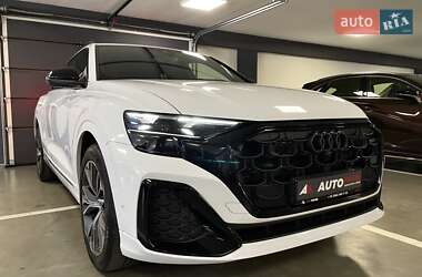 Позашляховик / Кросовер Audi Q8 2024 в 