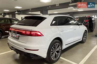 Позашляховик / Кросовер Audi Q8 2024 в 