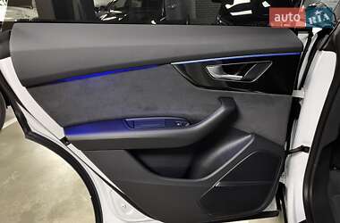 Позашляховик / Кросовер Audi Q8 2024 в 