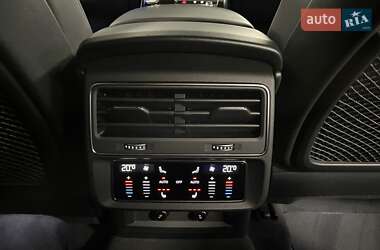 Позашляховик / Кросовер Audi Q8 2024 в 