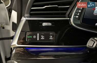 Позашляховик / Кросовер Audi Q8 2024 в 