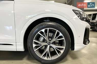 Позашляховик / Кросовер Audi Q8 2024 в 
