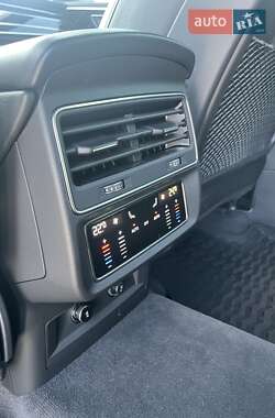 Внедорожник / Кроссовер Audi Q8 2022 в 