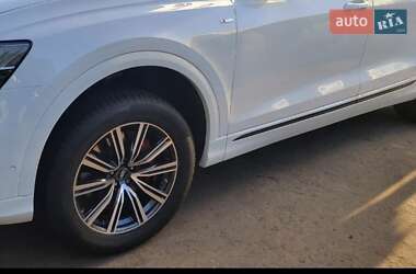Внедорожник / Кроссовер Audi Q8 2019 в 