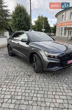 Позашляховик / Кросовер Audi Q8 2023 в 