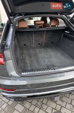 Позашляховик / Кросовер Audi Q8 2023 в 