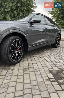 Позашляховик / Кросовер Audi Q8 2023 в 
