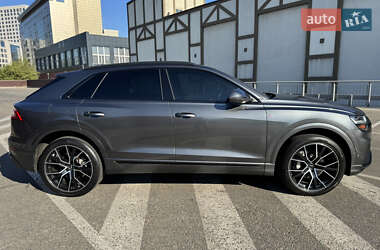 Позашляховик / Кросовер Audi Q8 2020 в 