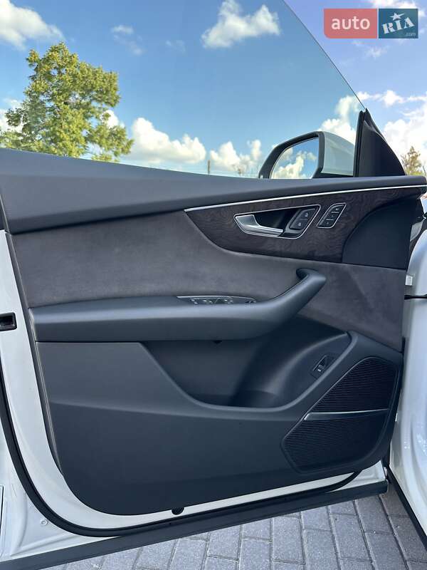 Позашляховик / Кросовер Audi Q8 2019 в Києві