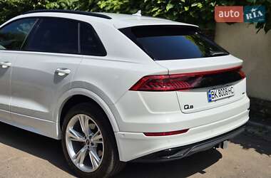 Позашляховик / Кросовер Audi Q8 2021 в 