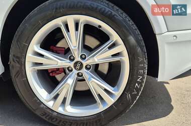 Позашляховик / Кросовер Audi Q8 2021 в 