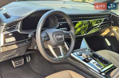 Позашляховик / Кросовер Audi Q8 2021 в 