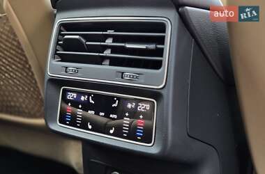 Позашляховик / Кросовер Audi Q8 2021 в 