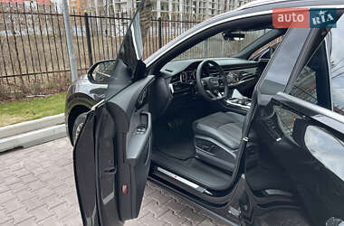 Внедорожник / Кроссовер Audi Q8 2021 в 